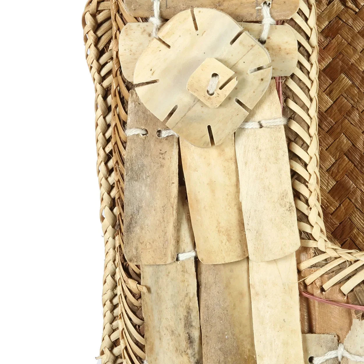 Plastron déco tribal en fibres naturelles avec plaques osseuses sur socle noir
