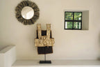 Sculpture décorative en fibres naturelles sur socle noir, style tribal et vest-like
