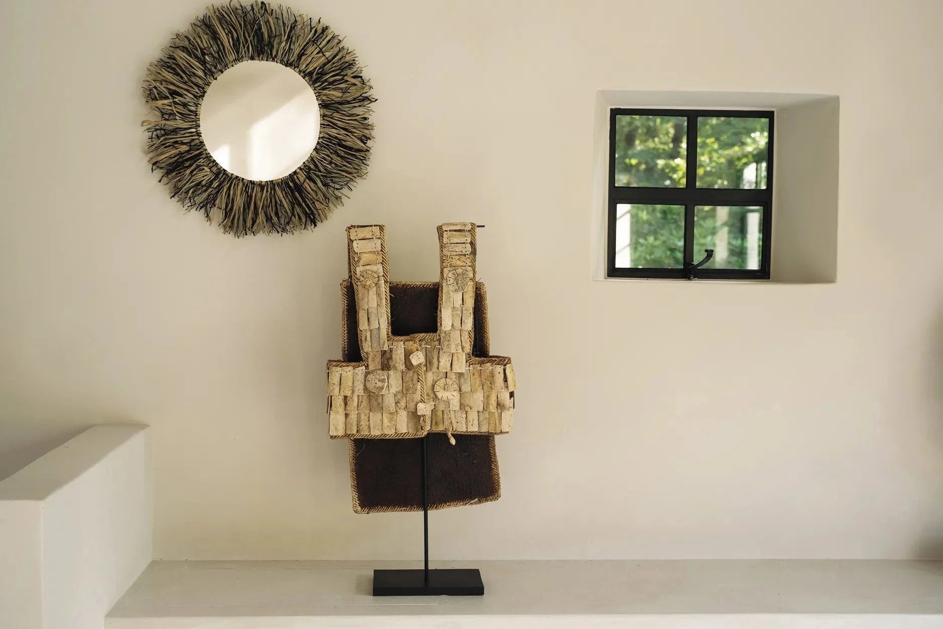 Sculpture décorative en fibres naturelles sur socle noir, style tribal et vest-like