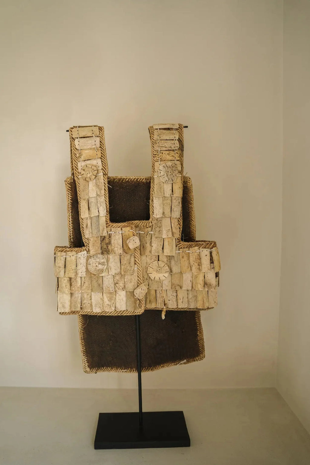 Plastron déco tribal en fibres naturelles avec pièces en coquillage ou os sur socle noir