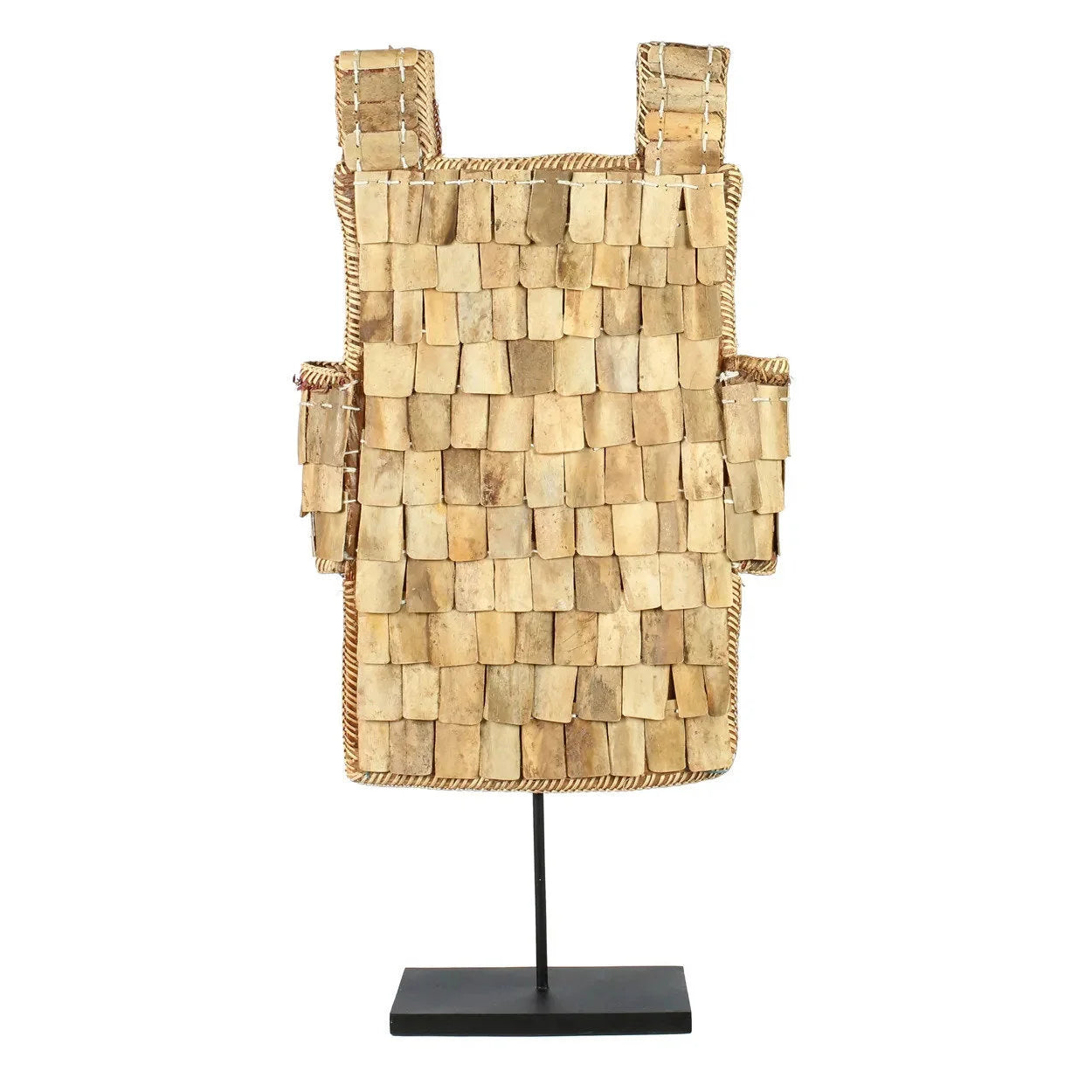 Plastron déco tribal en fibres naturelles sur socle noir, veste en écailles brun clair