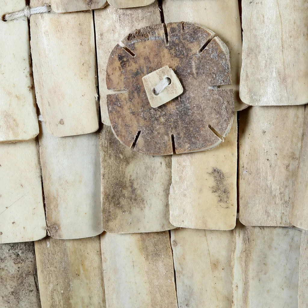 Bouton en os patiné et texturé sur socle noir, pièce déco tribale naturelle