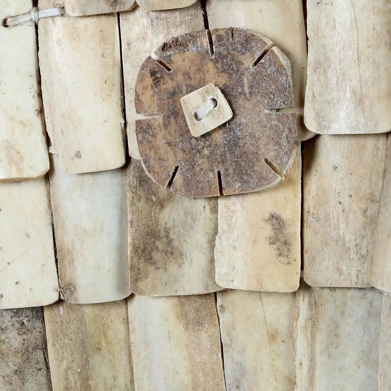 Bouton en os patiné et texturé sur socle noir, pièce déco tribale naturelle