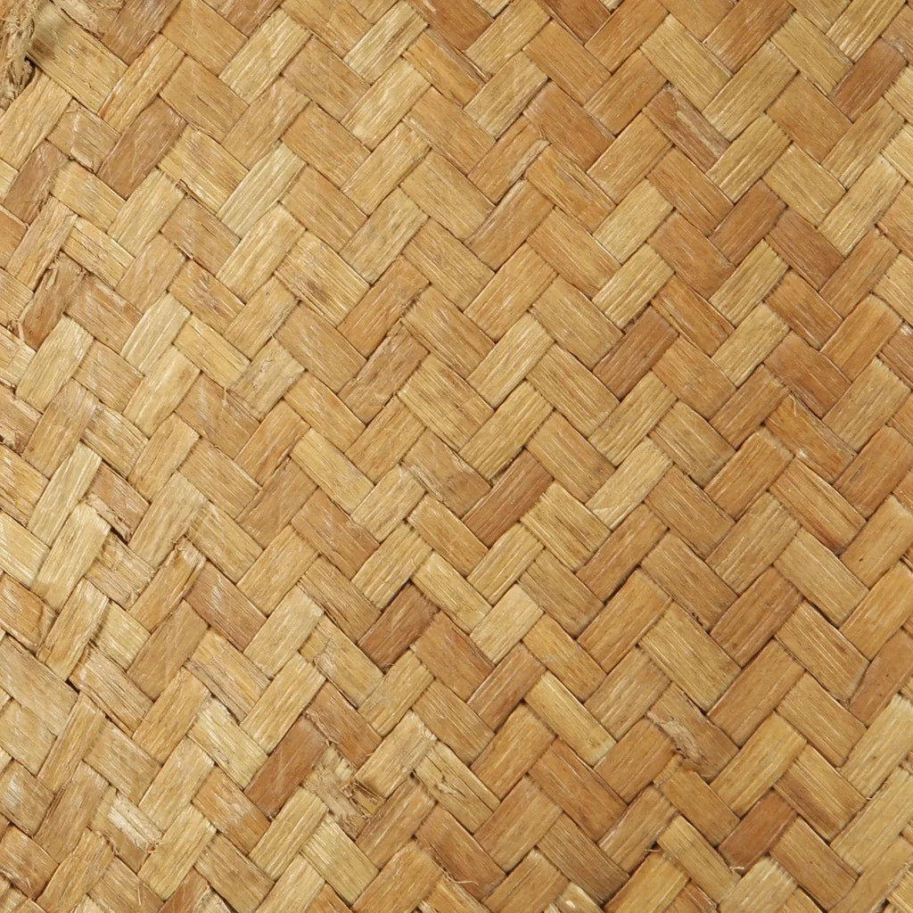 Tapis en fibres naturelles en motif chevrons sur socle noir pour décoration tribale