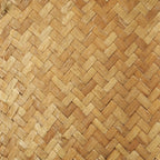 Tapis en fibres naturelles en motif chevrons sur socle noir pour décoration tribale