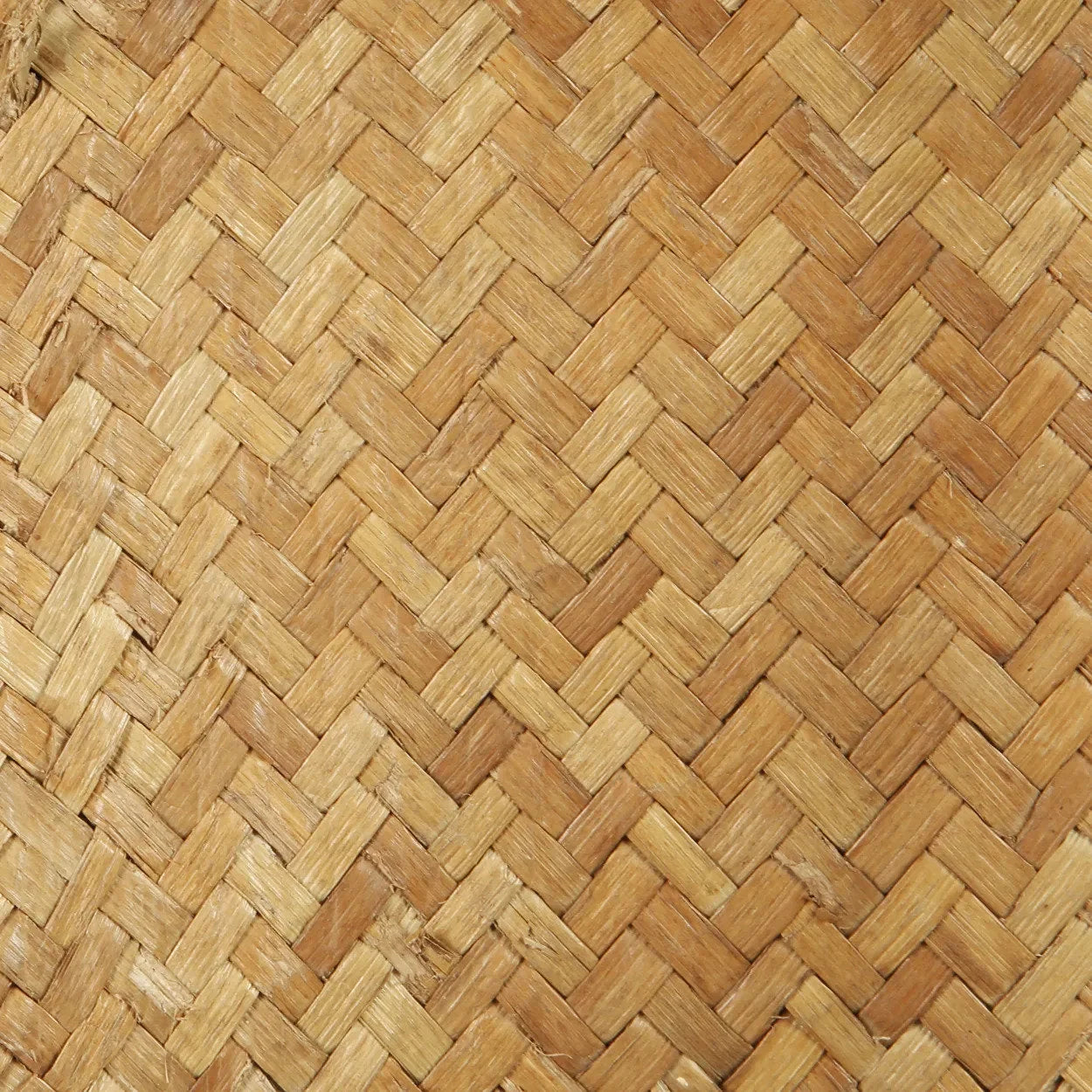 Tapis en fibres naturelles en motif chevrons sur socle noir pour décoration tribale