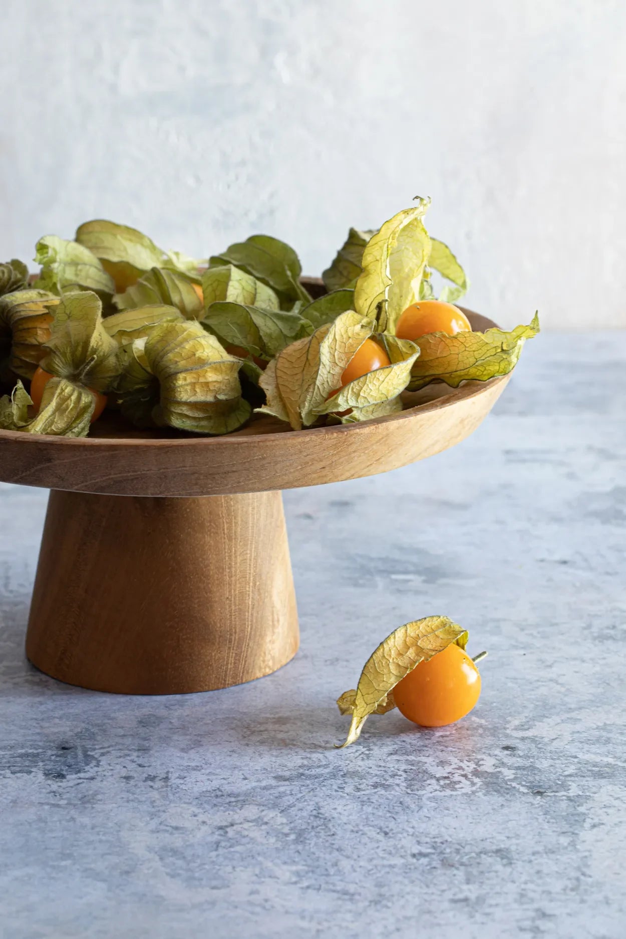 Plateau à gâteau en teck avec physalis, fabriqué en bois massif de 28 cm