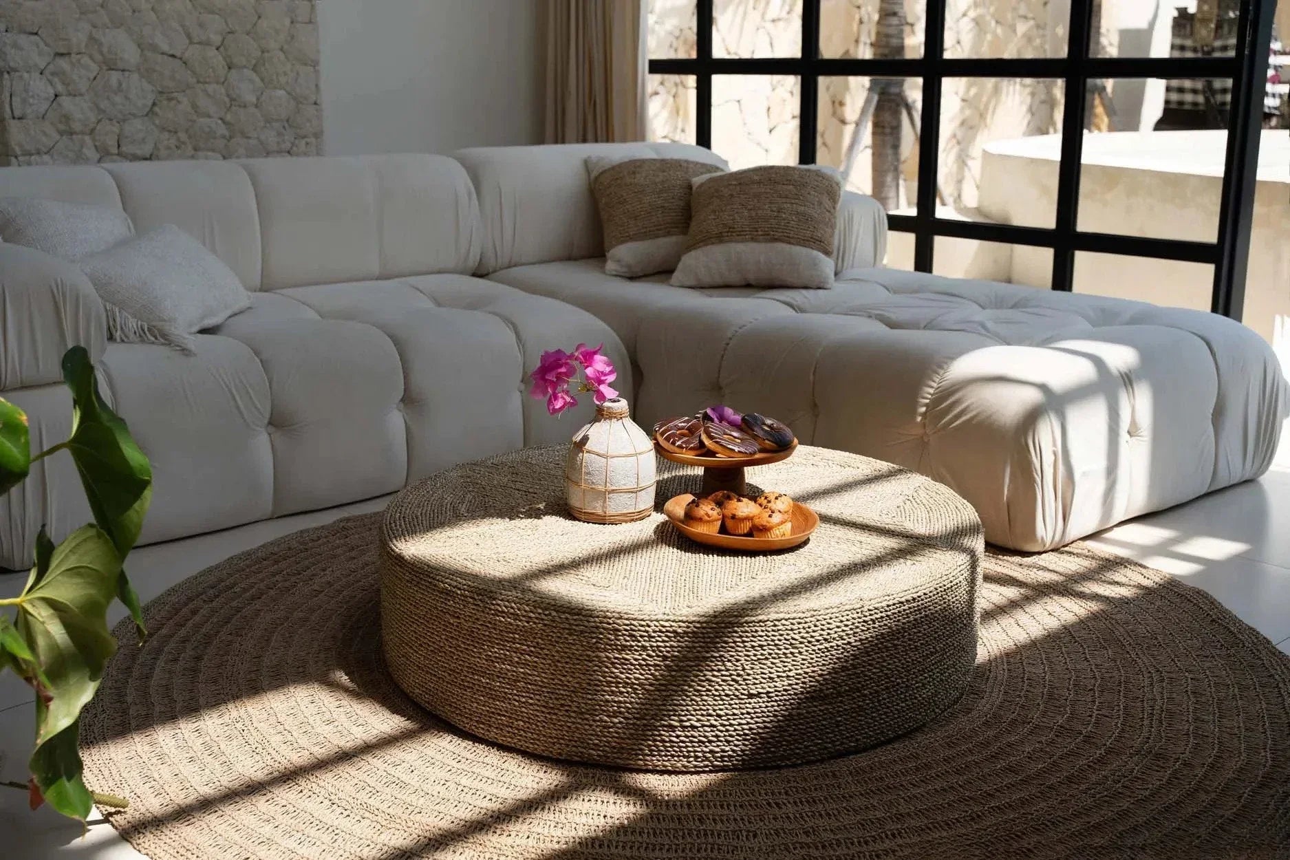 Canapé modulable clair avec coussins tuftés, parfait pour le salon moderne