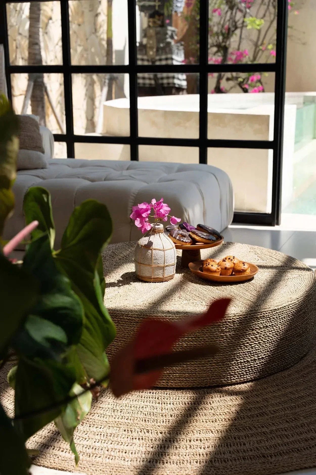 Chaise longue tuftée avec vue sur la fenêtre pour le produit Plat à gâteau en teck naturel