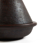 Tagine en terre cuite brun foncé avec couvercle conique texturé, diamètre 21 cm