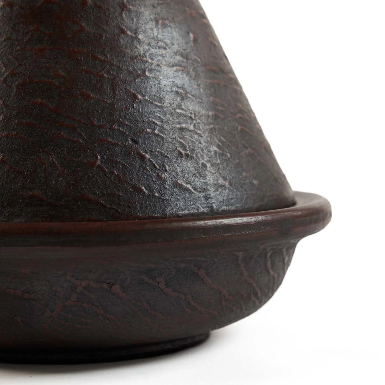 Tagine en terre cuite brun foncé avec couvercle conique texturé, diamètre 21 cm