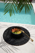 Bol coloré avec fourchette dorée dans le plat cylindrique brûlé noir en ensemble de 3