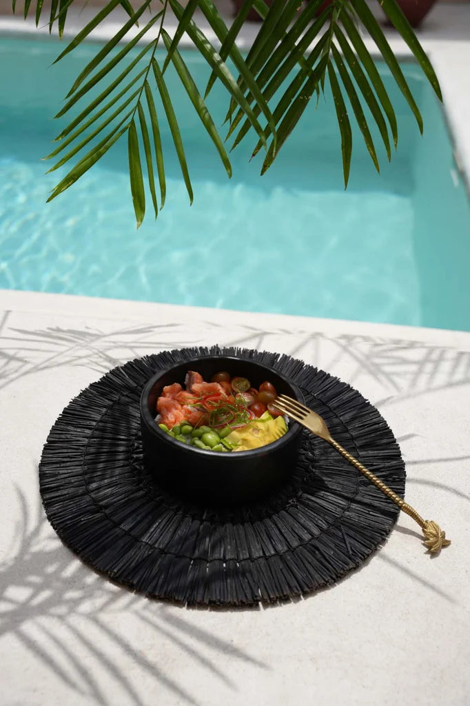Bol coloré avec fourchette dorée dans le plat cylindrique brûlé noir en ensemble de 3