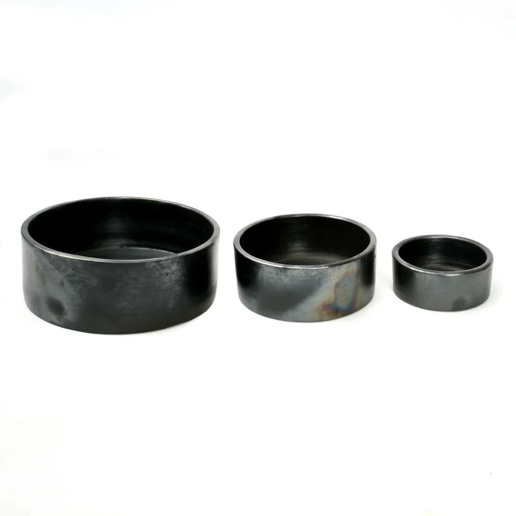 Trois tasses en métal foncé du produit Le plat cylindrique brûlé noir ensemble de 3