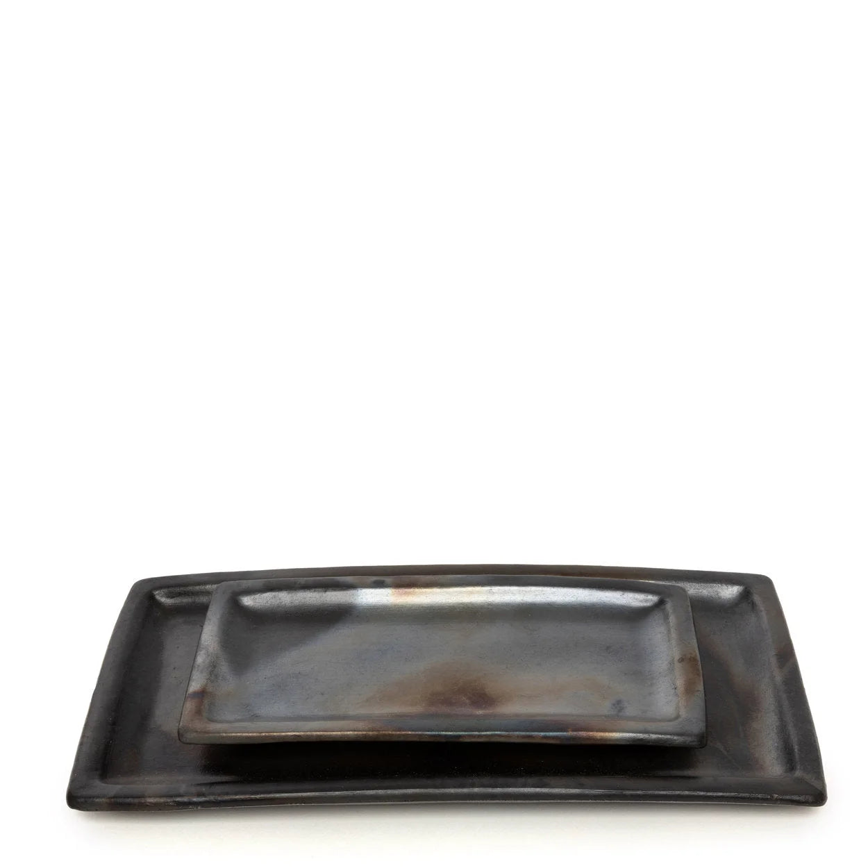 Plateaux en céramique noire aspect brûlé, rectangulaires, empilés, 36x17 cm