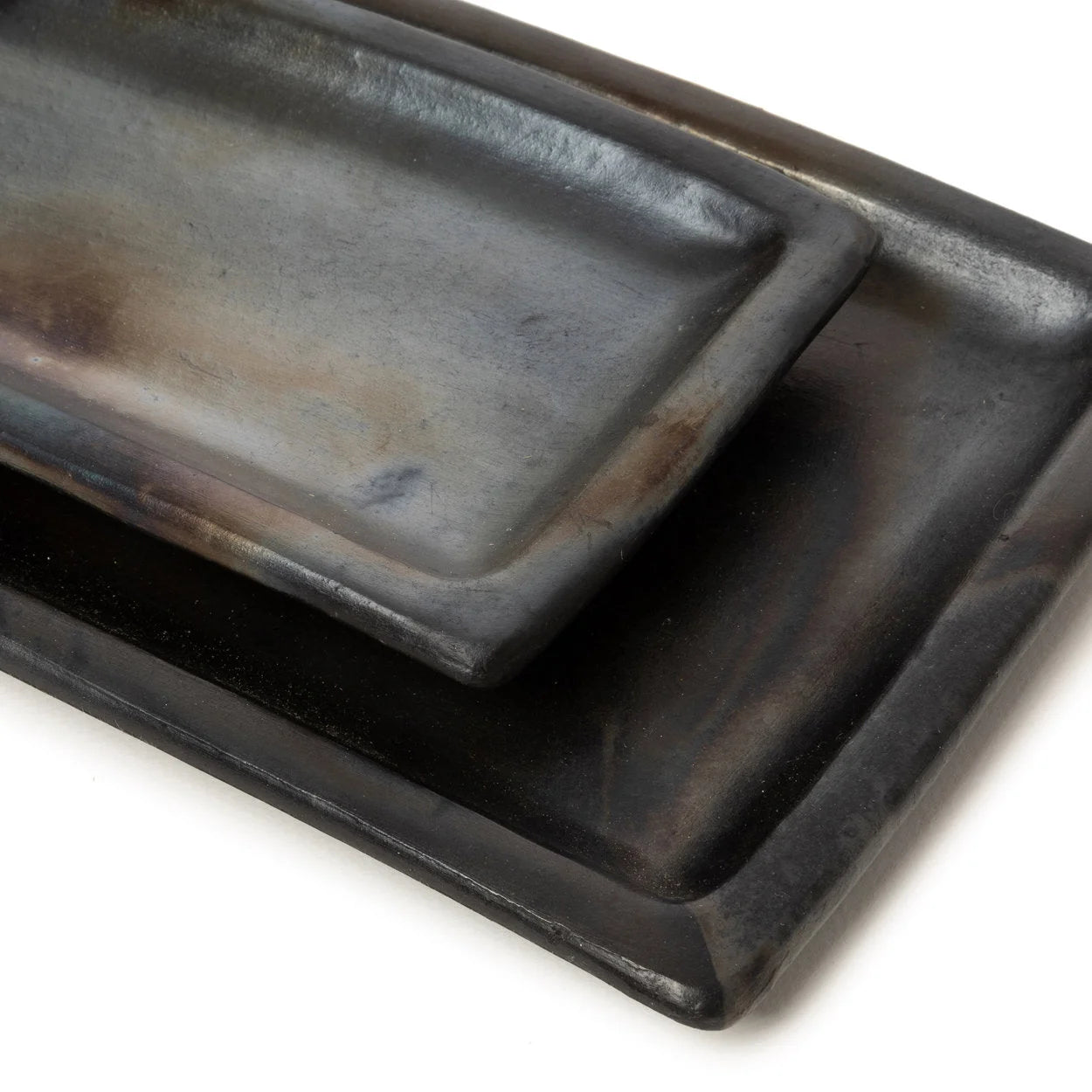 Plateau rectangulaire en céramique noire aspect brûlé, 36x17 cm, deux plateaux métalliques foncés