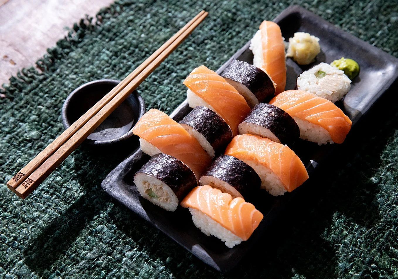 Plateau de nigiri et maki sushi en céramique noire aspect brûlé 36x17 cm