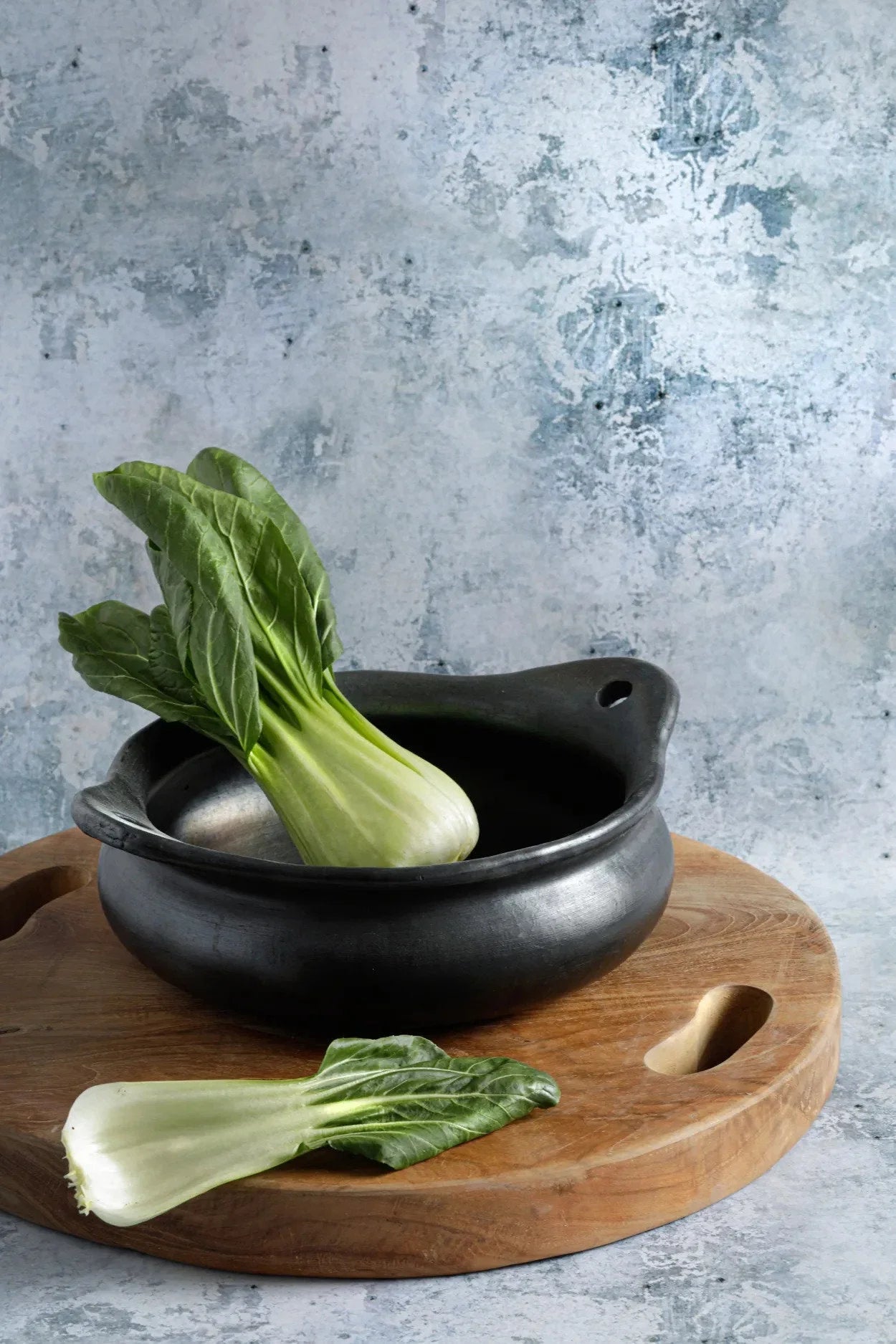 Plat rond en terre cuite noire avec couvercle – 26x21 cm