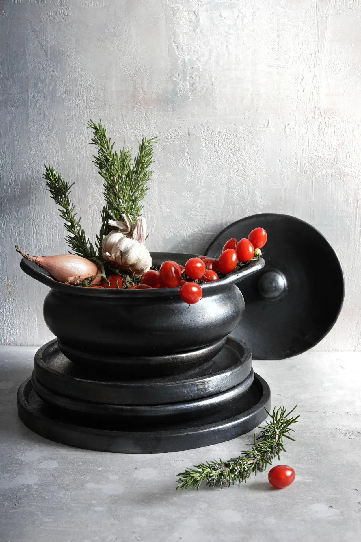 Plat rond en terre cuite noire avec couvercle – 26x21 cm