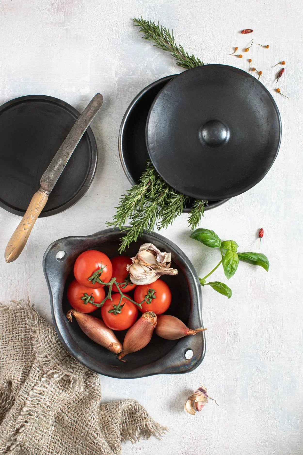 Plat rond en terre cuite noire avec couvercle – 26x21 cm