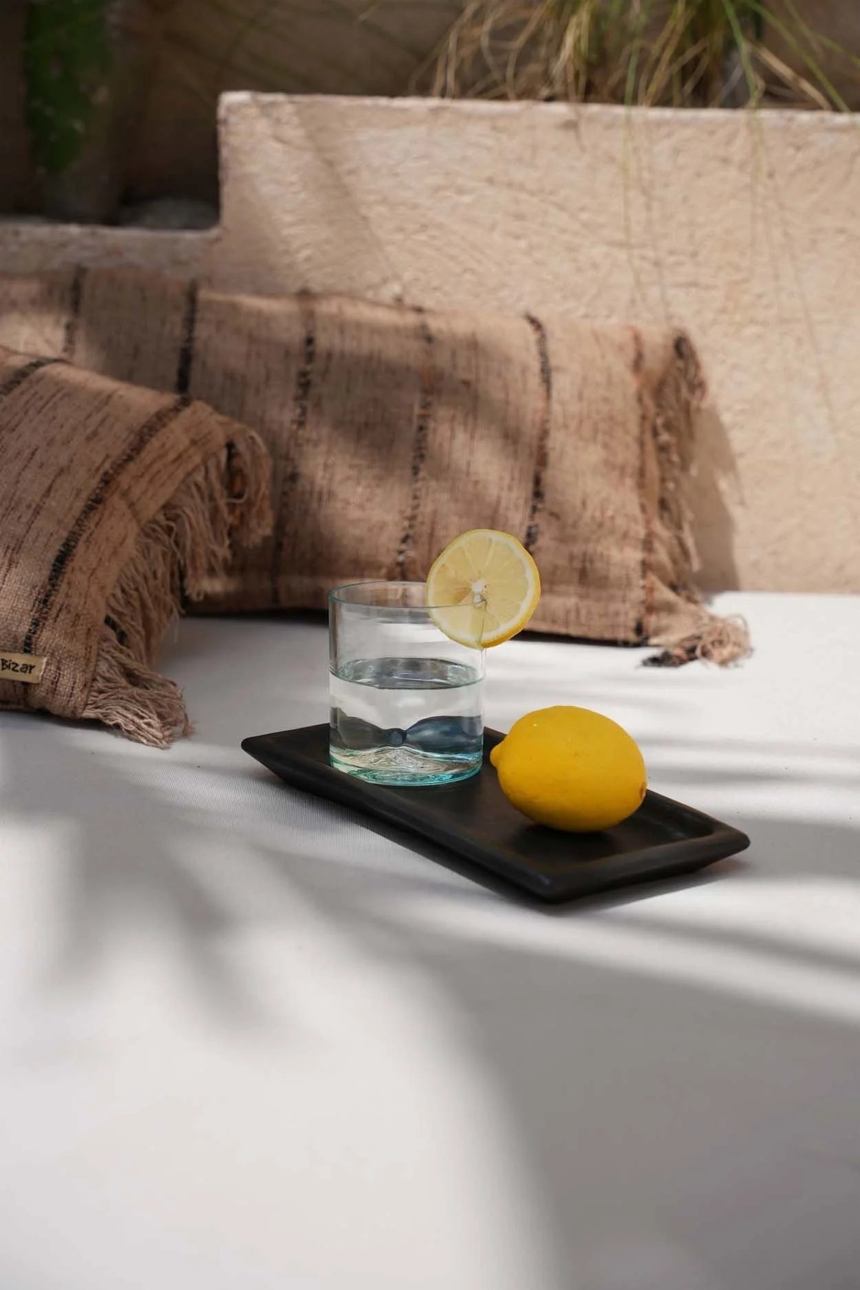 Limonade rafraîchissante sur un plateau à sushi rectangulaire en terre cuite noire aspect mat