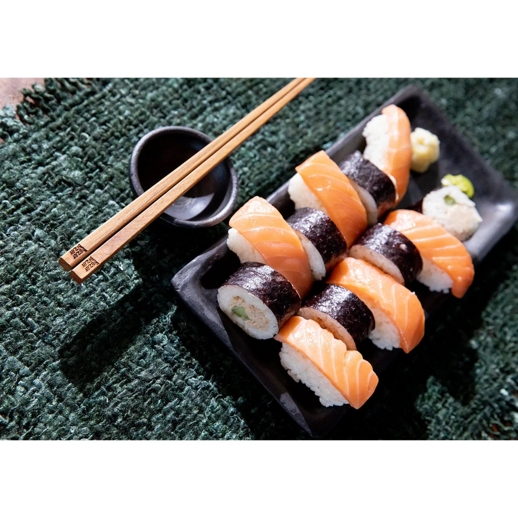 Assiette rectangulaire en terre cuite noire aspect mat avec sushi de saumon et algues