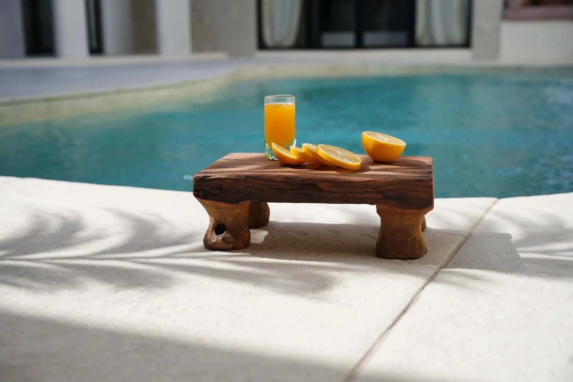 Plateau en bois de teck massif sculpté main avec jus d’orange et citrons