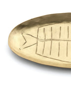 Assiette ovale en laiton doré avec motif de poisson gravé artisanalement