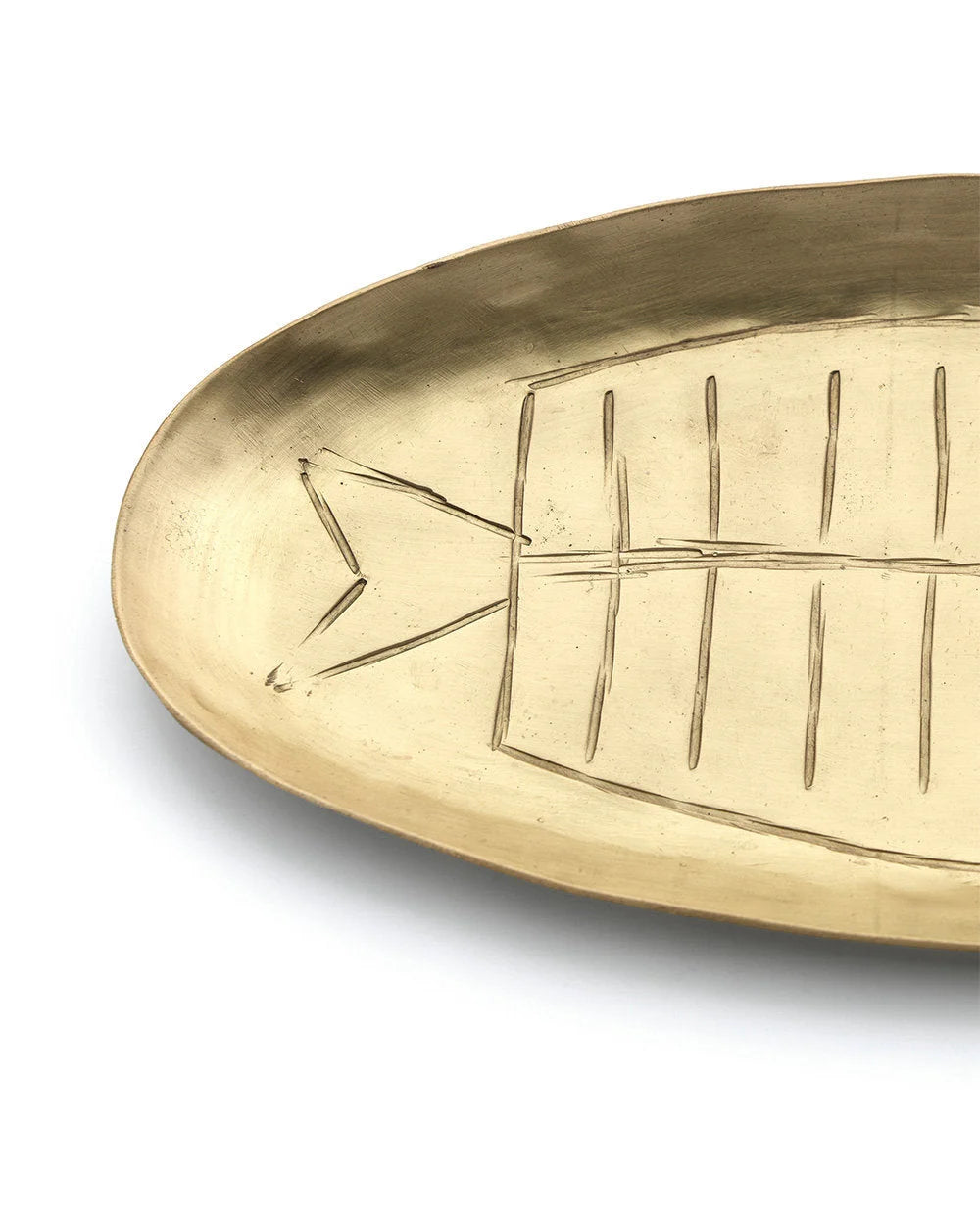 Assiette ovale en laiton doré avec motif de poisson gravé artisanalement