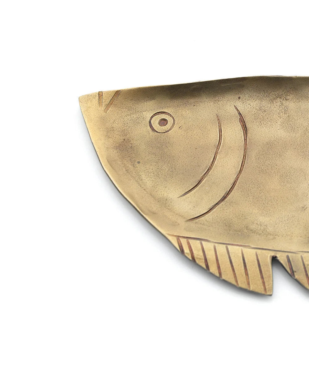 Plat décoratif poisson en laiton doré martelé avec détails gravés