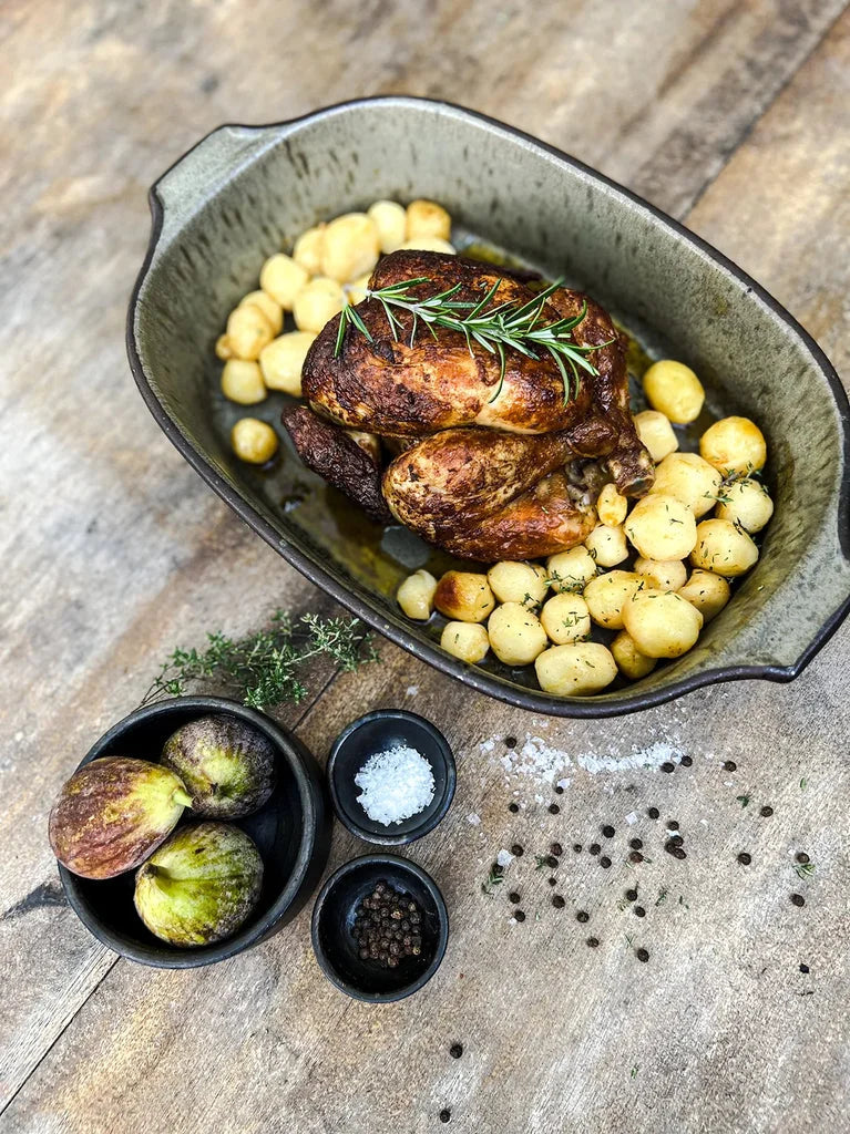 Plat de four Comporta Vert avec poulet rôti et pommes de terre, élégamment présenté
