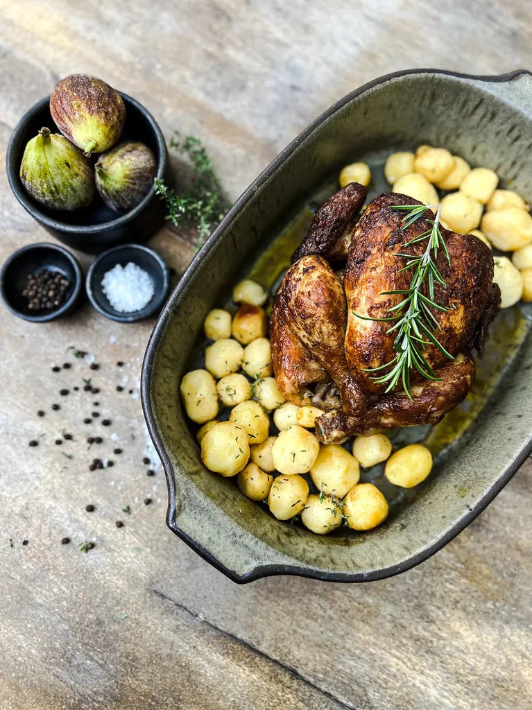 Plat de four Comporta Vert avec poulet rôti et pommes de terre élégantes