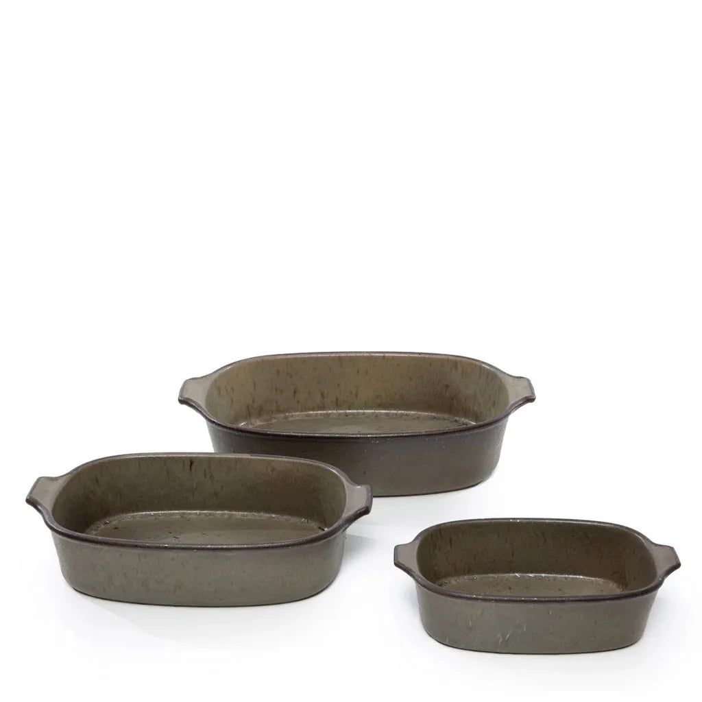 Trois plats de cuisson en fonte émaillée grise Le plateau de four Comorta Vert S