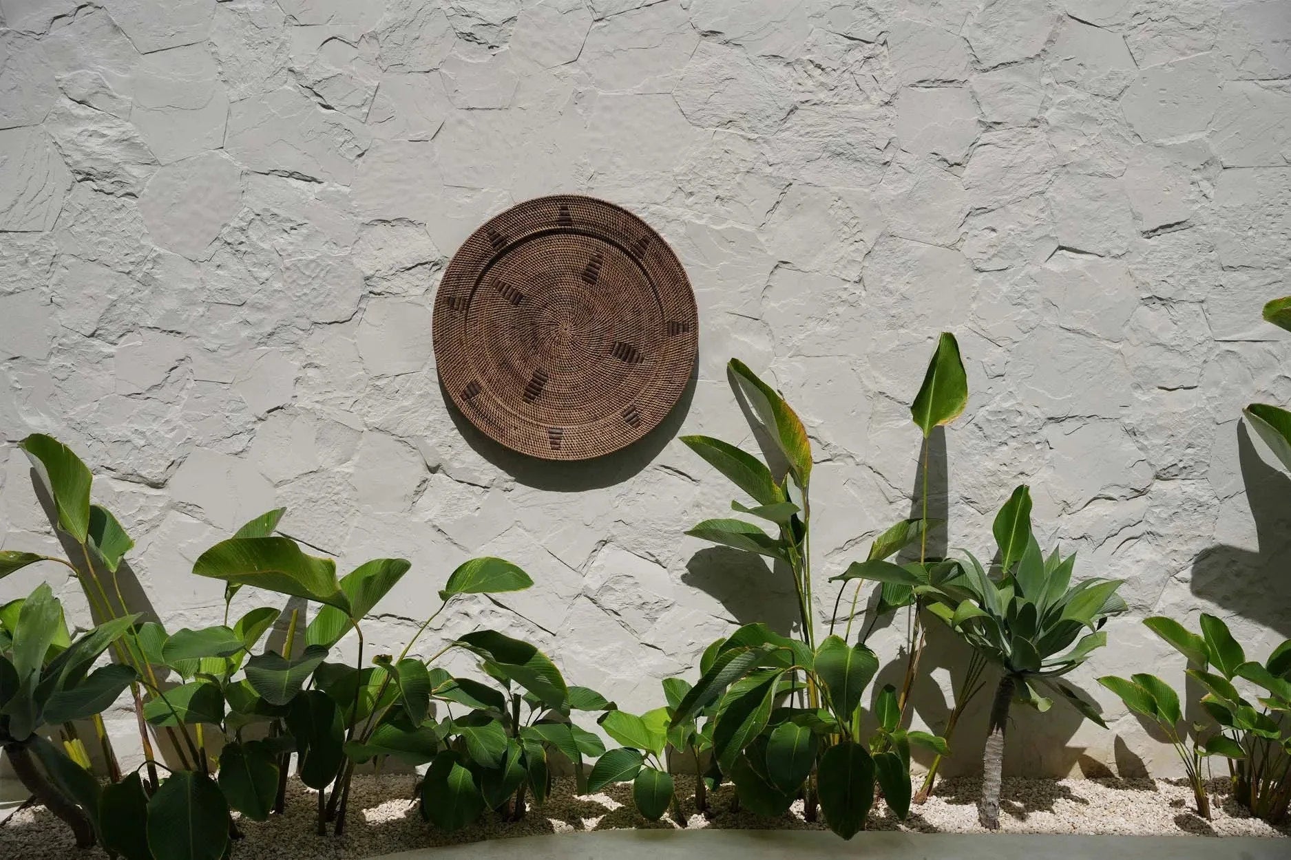 Décoration murale ronde en rotin tressé brun avec motifs ethniques, diamètre 80 cm
