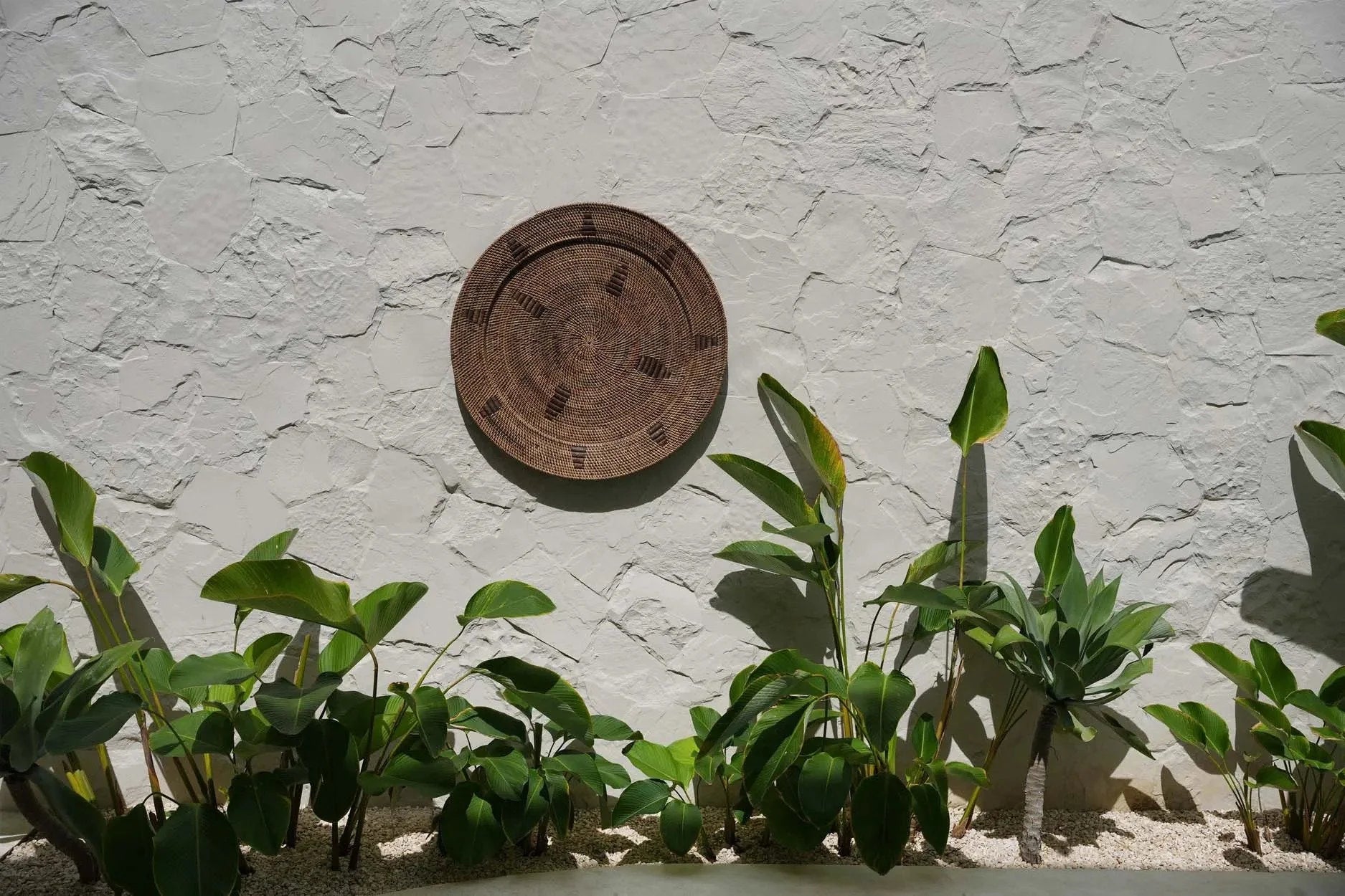 Décoration murale ronde en rotin tressé brun avec motifs ethniques Ø80 cm