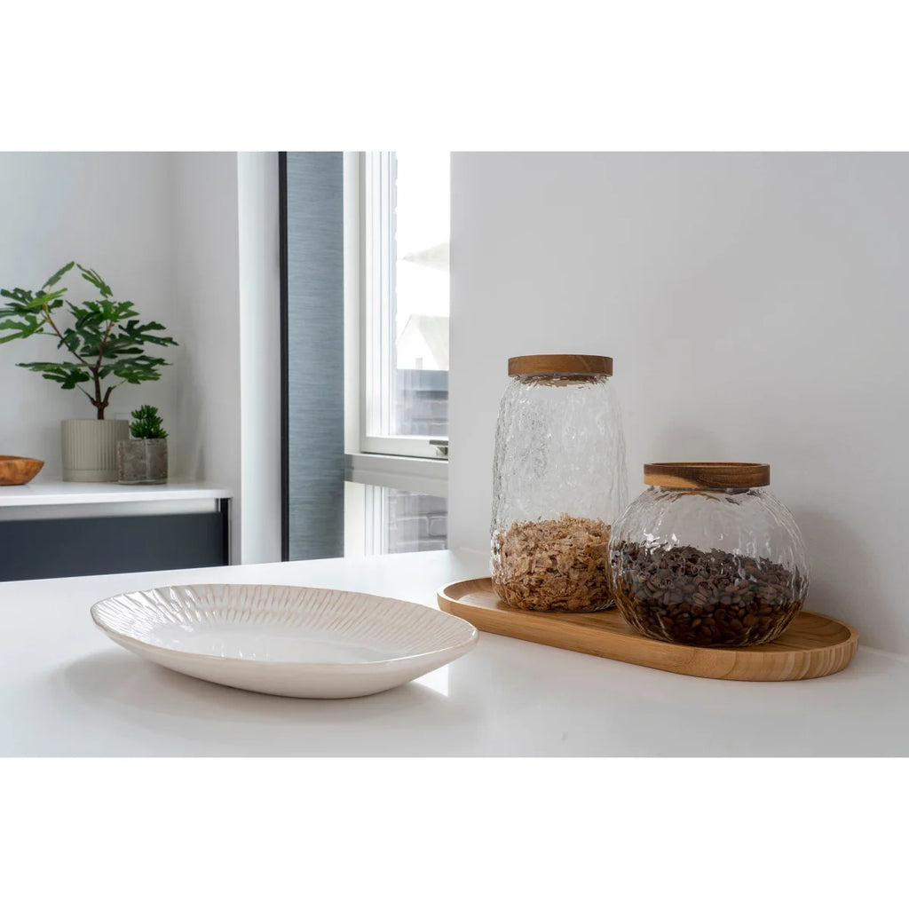 Plat ovale en céramique blanche striée, finition brillante texturée