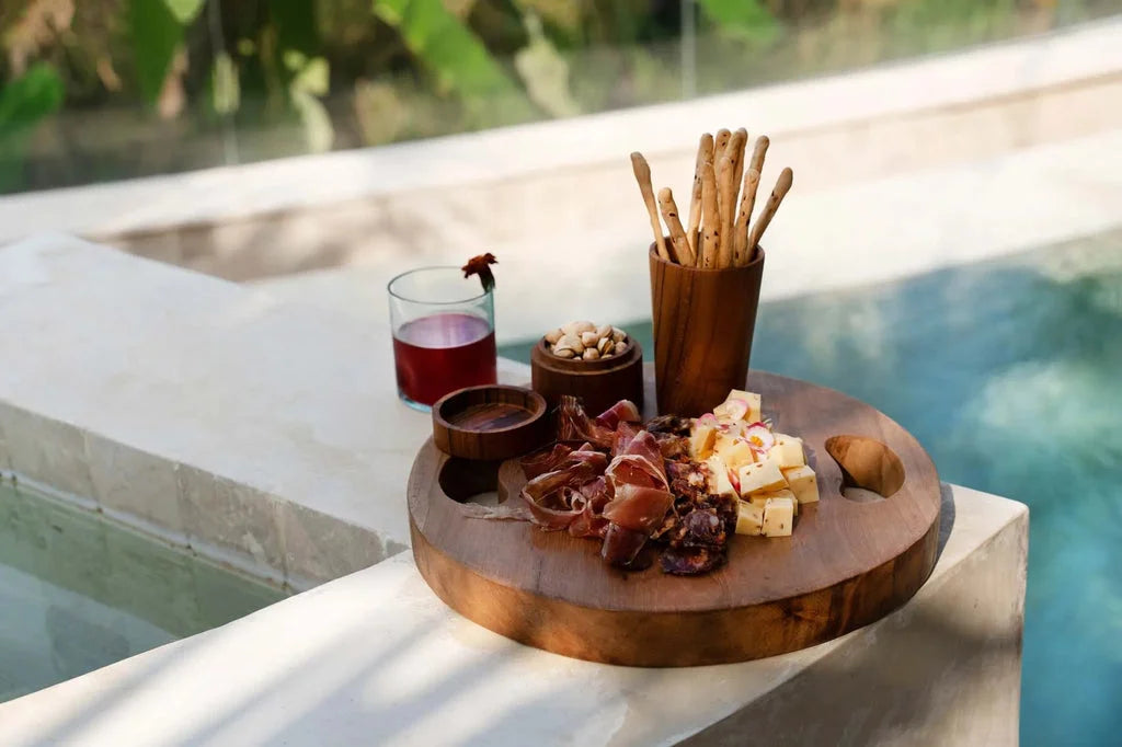 Plateau en racine de teck naturel L avec planches de charcuterie et snacks