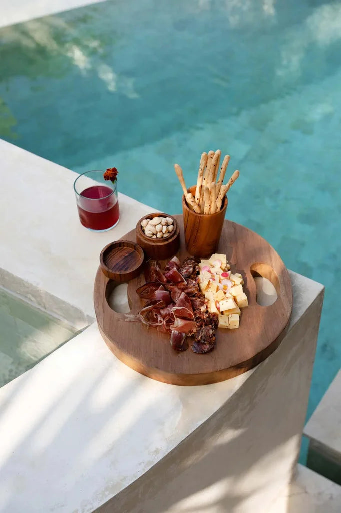 Plateau de snacks en racine de teck naturel pour une ambiance piscine élégante