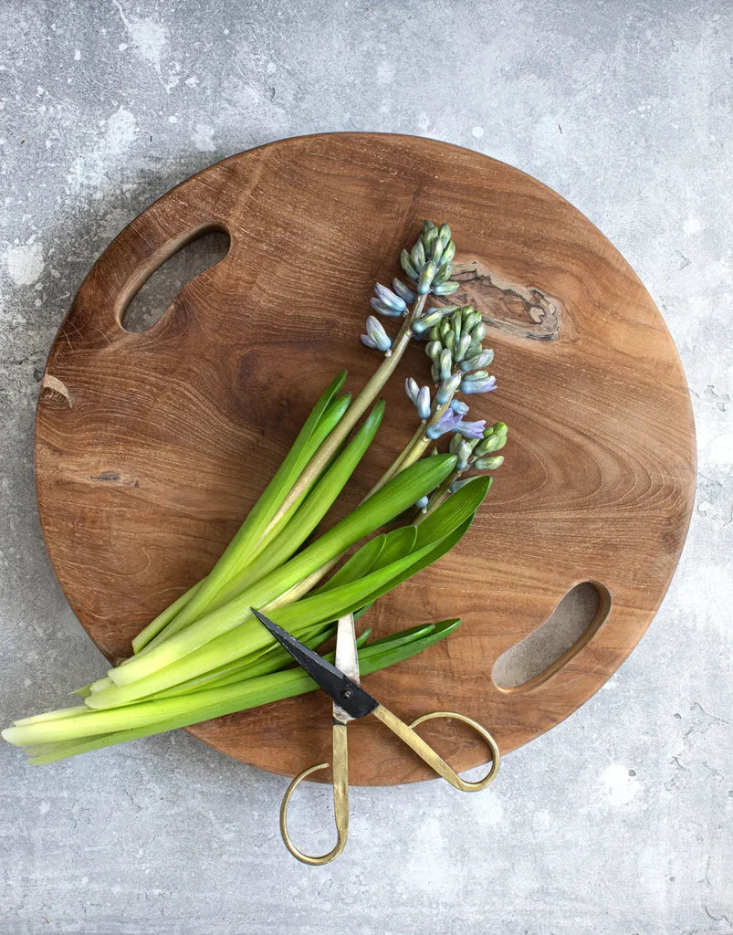 Hyacinth fleurs et ciseaux en laiton sur planche en bois massif naturel L