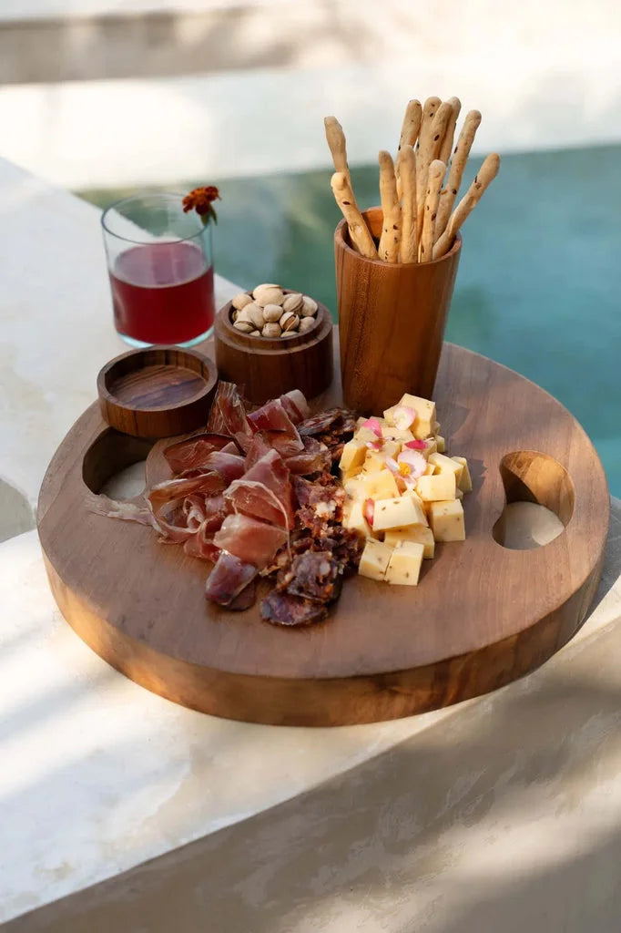 Planche à charcuterie en racine de Teck Naturel avec snacks appréciés