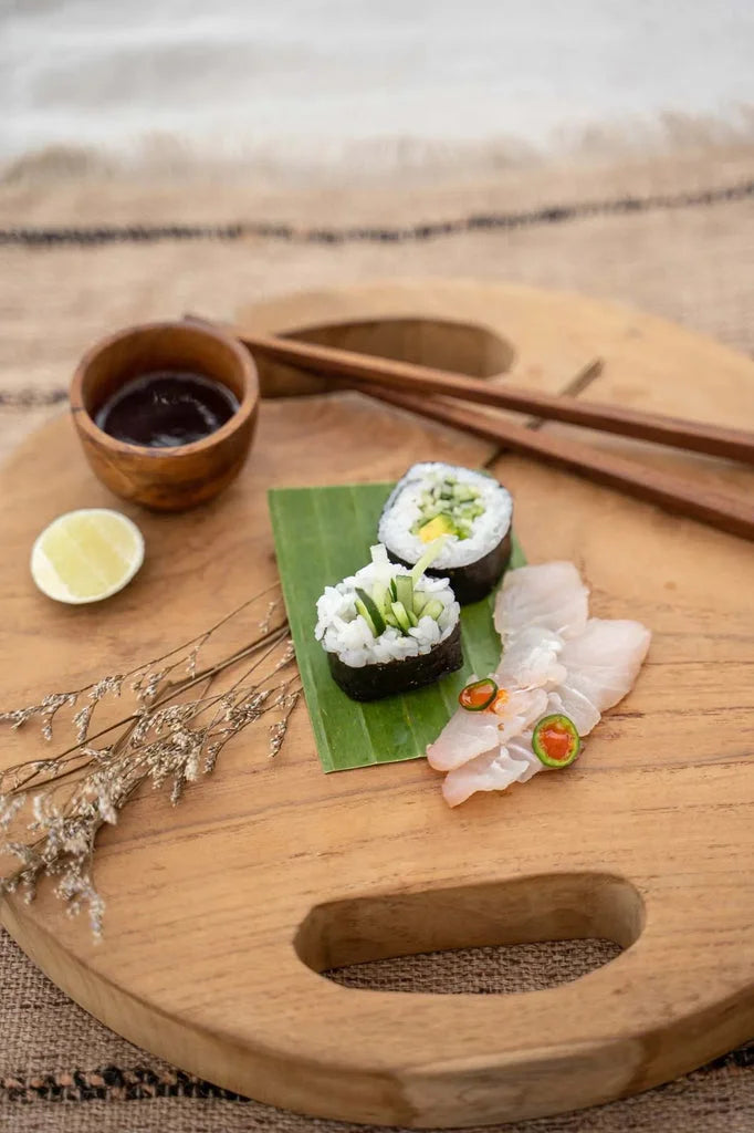 Plateau en racine de teck avec sushi, sauce soja et citron vert naturel M