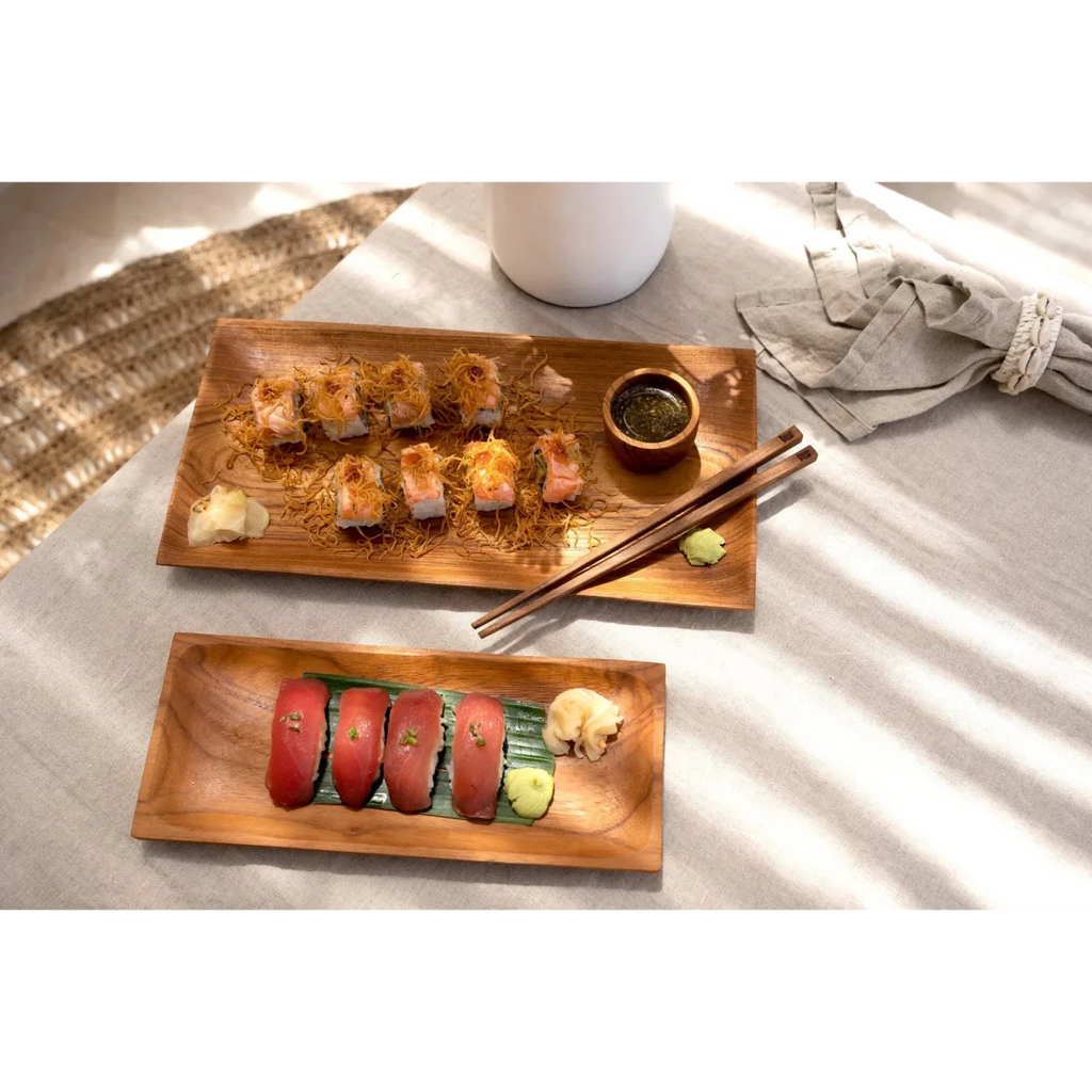 Plateau en racine de teck naturel rectangulaire pour apéritif avec sushi, gingembre, wasabi