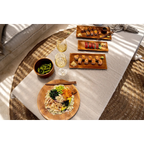 Assiette en racine de teck naturel rectangulaire avec sushi, poke, edamame et vin blanc