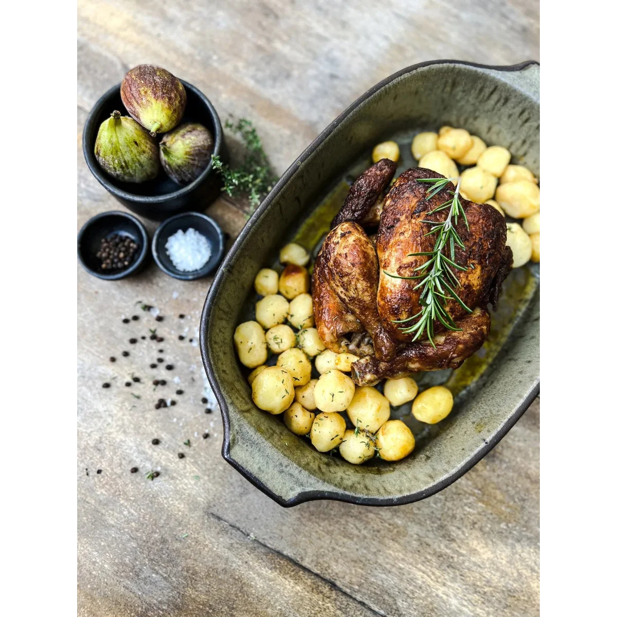 Poulet rôti à la peau croustillante avec pommes de terre dorées sur un Plateau rectangulaire en céramique vert grisé
