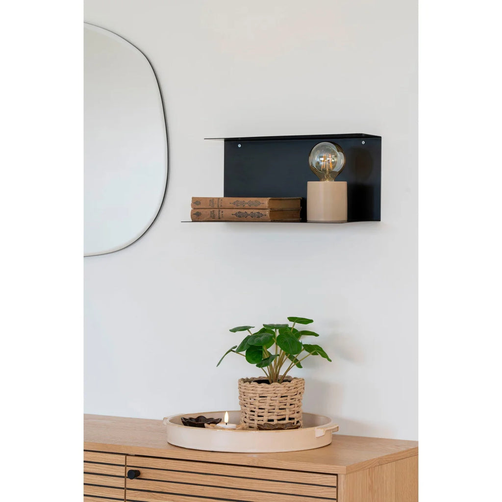 Étagère murale minimaliste noire avec lampe bulbe verre et livres vintage