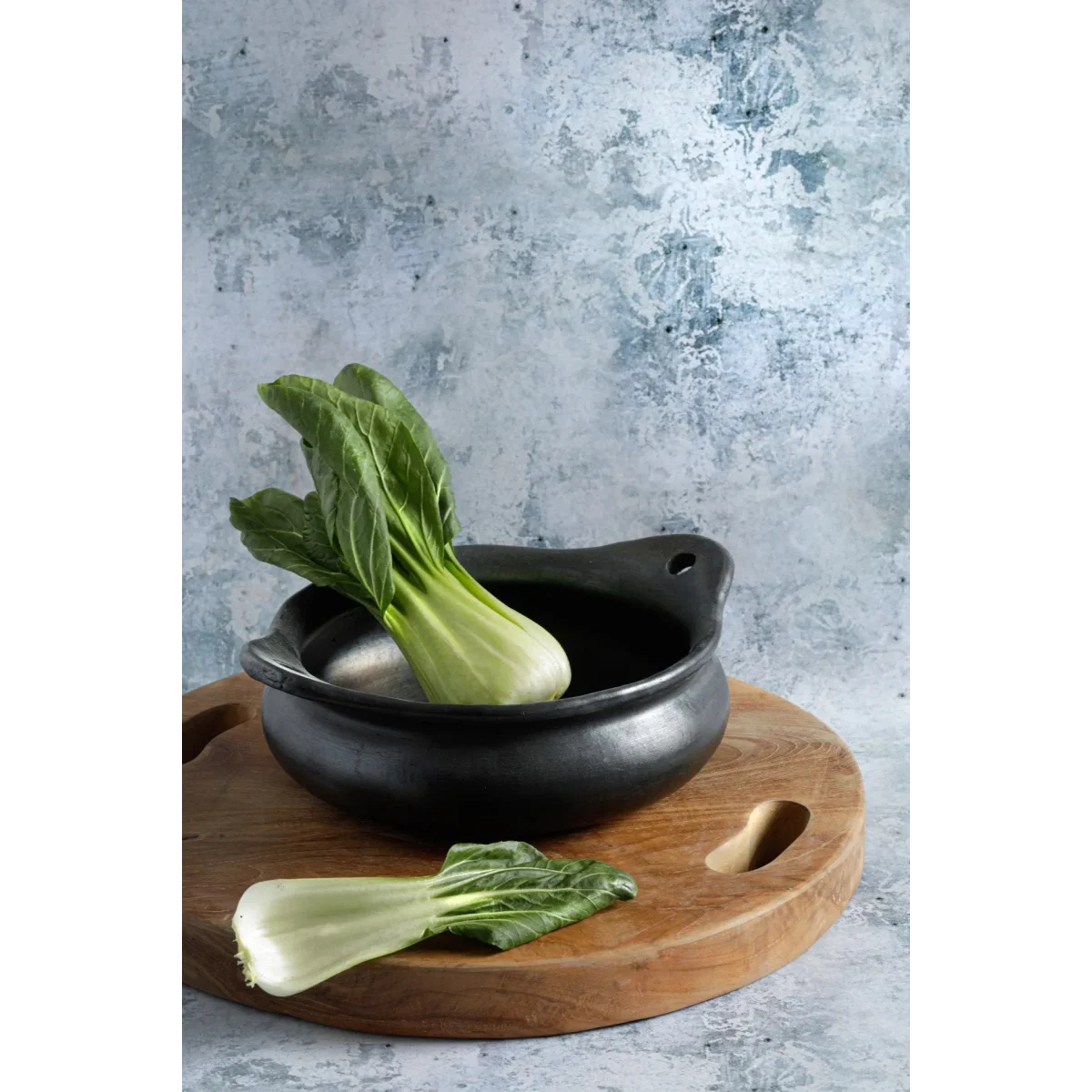 Bok choy frais dans un plateau rond en racine de teck naturel avec poignées Ø40 cm