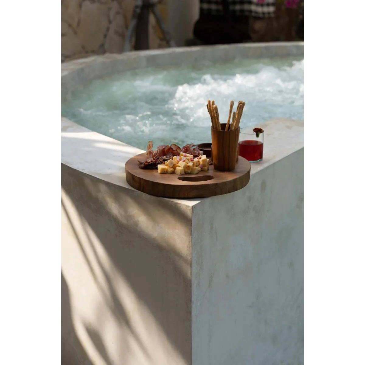 Plateau rond en teck naturel avec poignées ajourées, snacks, boisson et jacuzzi