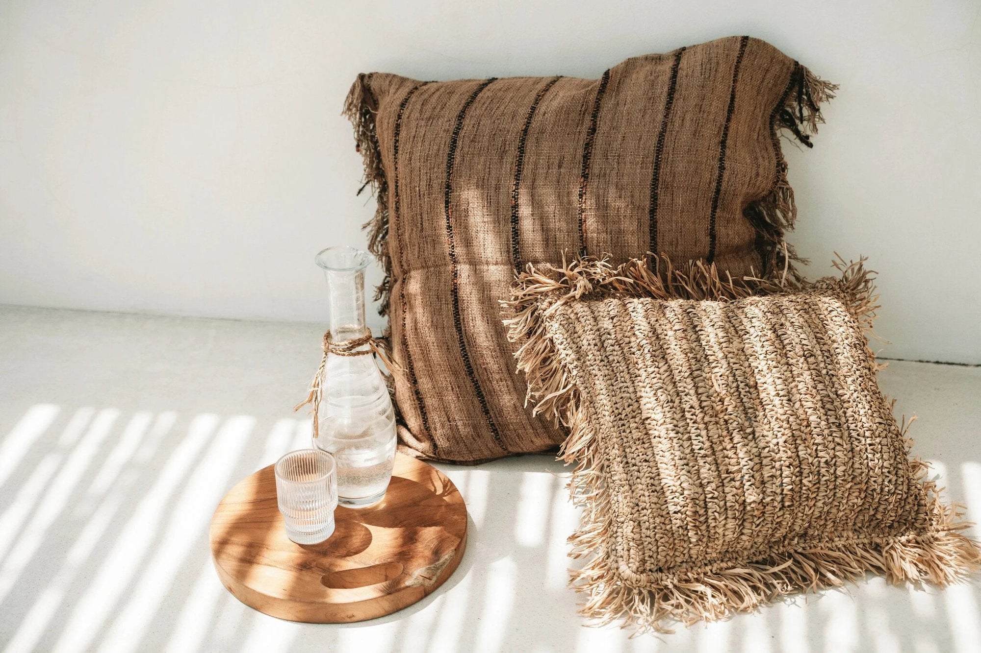 Deux coussins tissés à franges et rayures pour la décoration intérieure