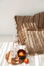 Coussins bohèmes en franges pour la décoration Plateau rond en teck naturel Ø30 cm