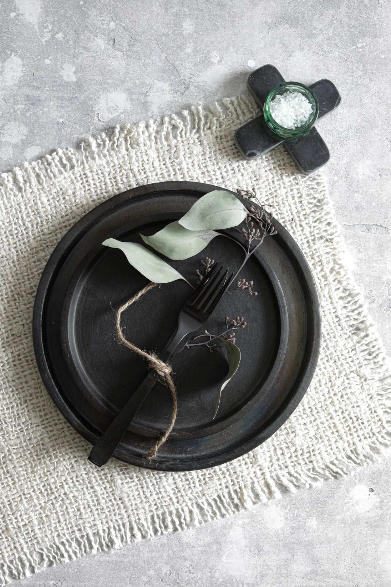 Plateau rond en terre cuite noire finition mate – Ø26 cm